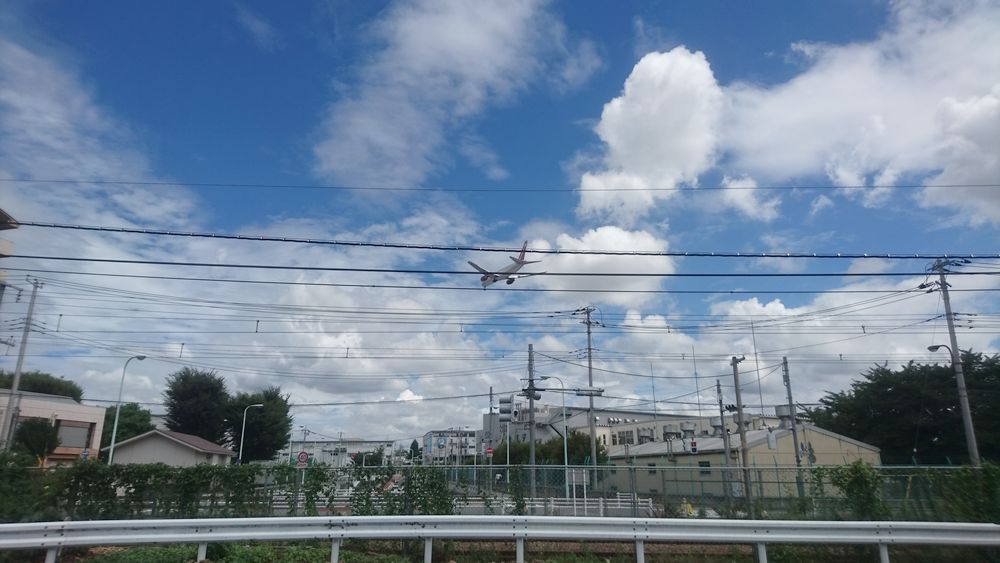 拝島第二小学校方面上空を横田基地に向かって下降するチャーター便