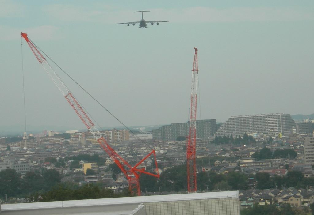 グリーンヴィレッジ宇津木台上空を通過して横田基地に向かうC5ギャラクシー
