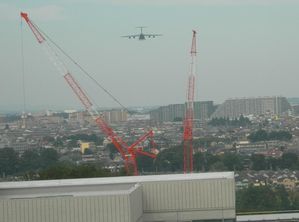グリーンヴィレッジ宇津木台上空を通過して横田基地に向かうC5ギャラクシー