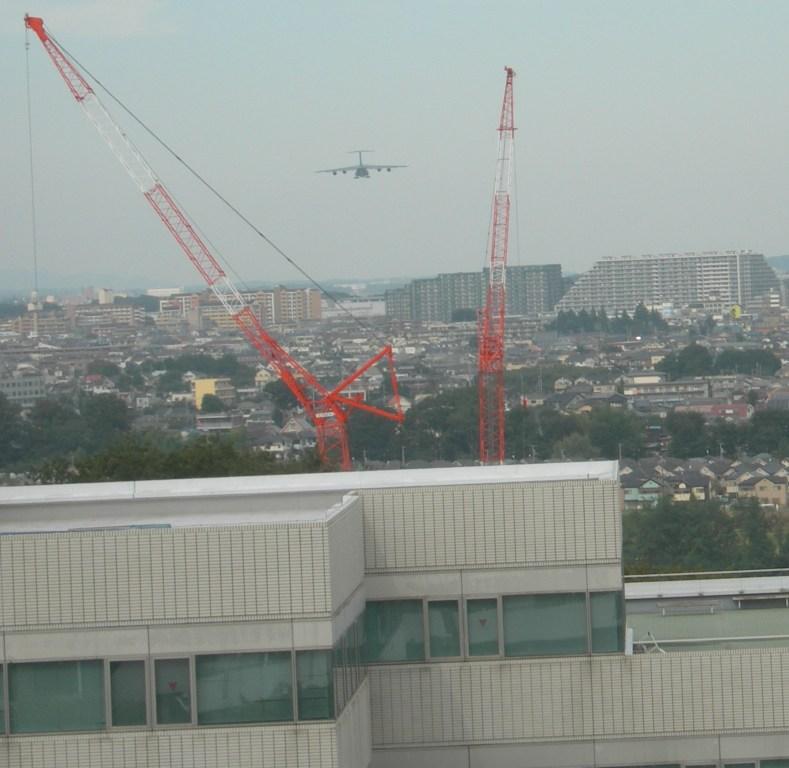 グリーンヴィレッジ宇津木台上空を通過して横田基地に向かうC5ギャラクシー