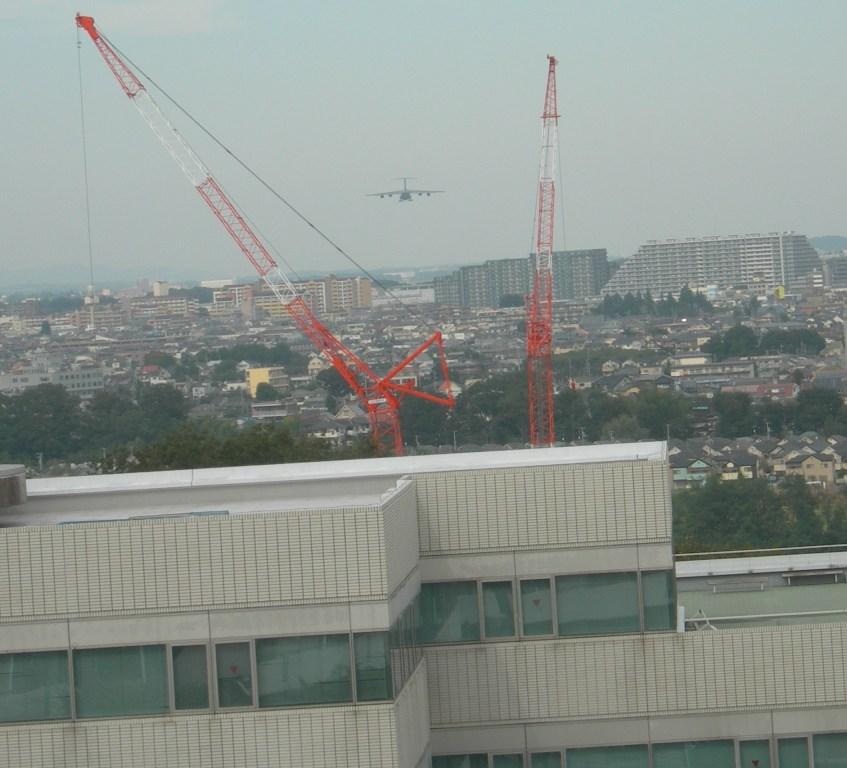 グリーンヴィレッジ宇津木台上空を通過して横田基地に向かうC5ギャラクシー