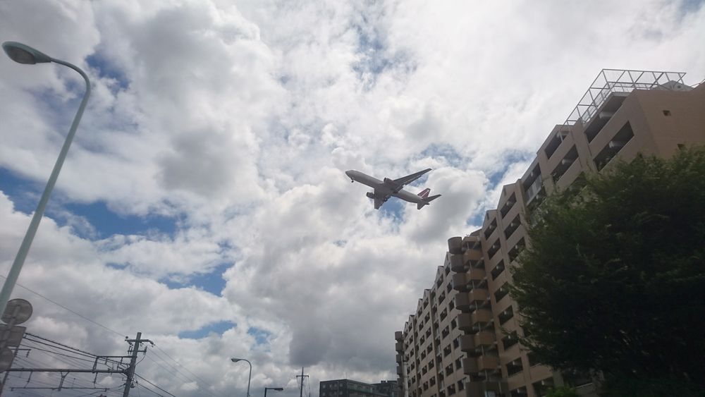 都営昭島松原町一丁目第3アパート上空を横田基地に向かって下降するチャーター便
