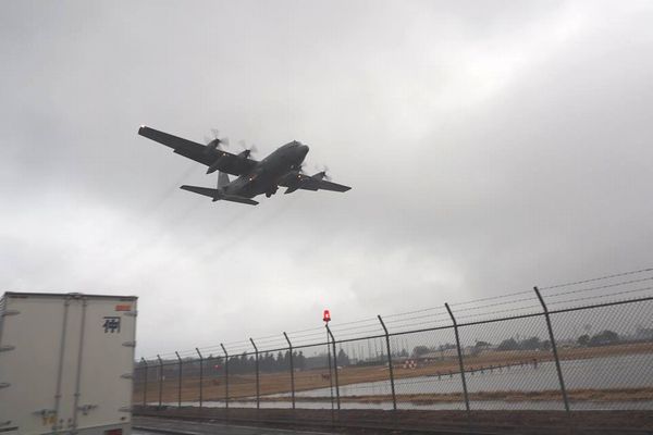 横田基地に着陸するC-130輸送機